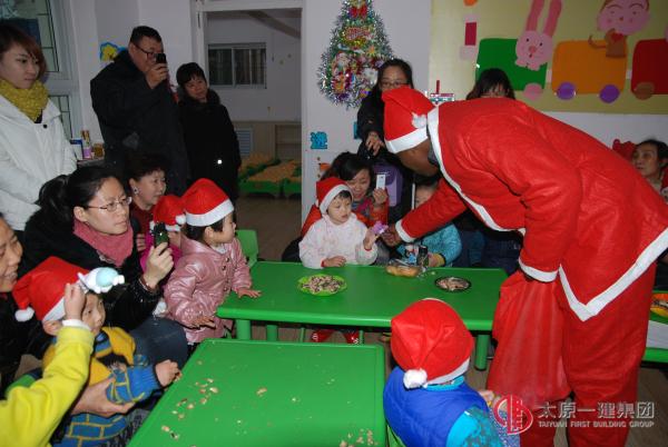 幼兒園舉行“歡樂圣誕、喜迎新年”聯(lián)歡活動