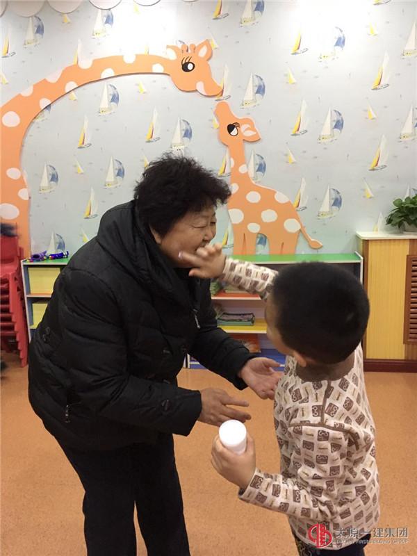 "感恩相伴 與愛(ài)同行”幼兒園感恩節(jié)主題教學(xué)活動(dòng)