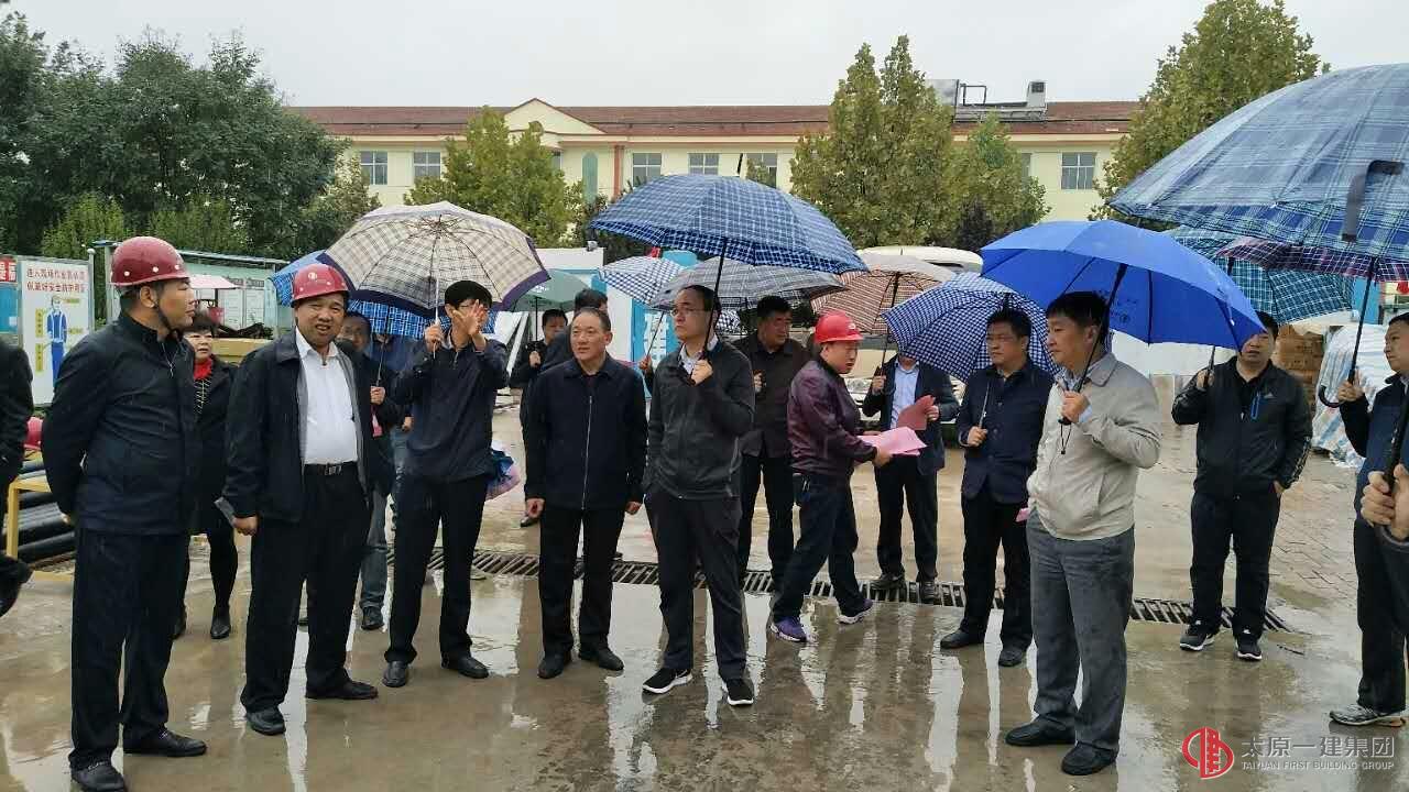 屯留縣領(lǐng)導蒞臨直屬三分公司承建的屯留二中新建教學樓工地視察指導工作