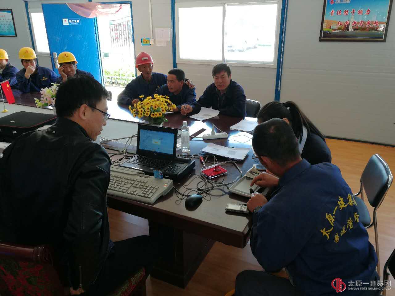 直屬七分公司為農(nóng)民工兄弟施工現(xiàn)場辦理工資卡