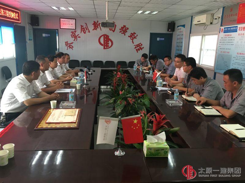 集團(tuán)公司黨委在直屬分公司晉陽街項(xiàng)目部舉行“星級(jí)黨員先鋒工程”授牌儀式