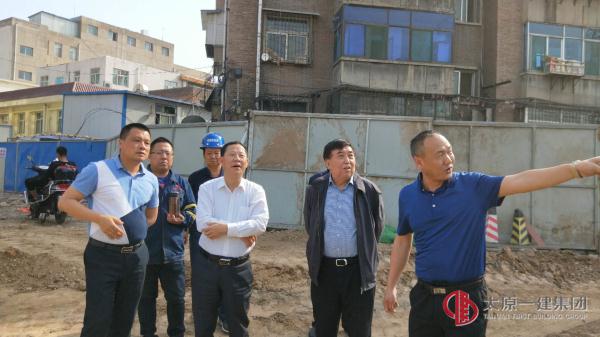 集團(tuán)公司總經(jīng)理李世雄、總經(jīng)理助理陳斌 到礦棉廠花園西街棚戶區(qū)改造項(xiàng)目進(jìn)行調(diào)研