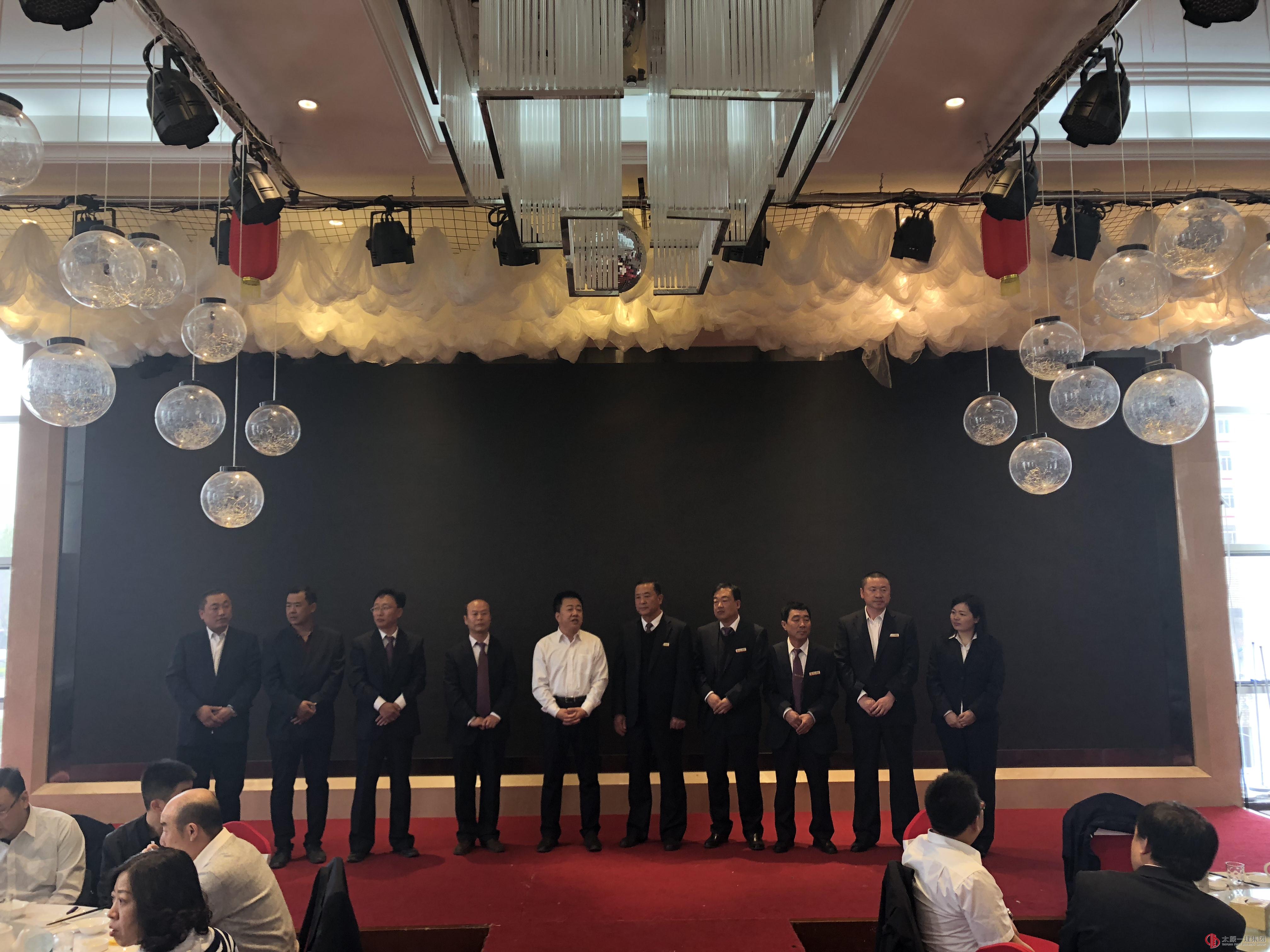 集團公司領(lǐng)導(dǎo)與六分公司共慶太原一建集團成立68周年
